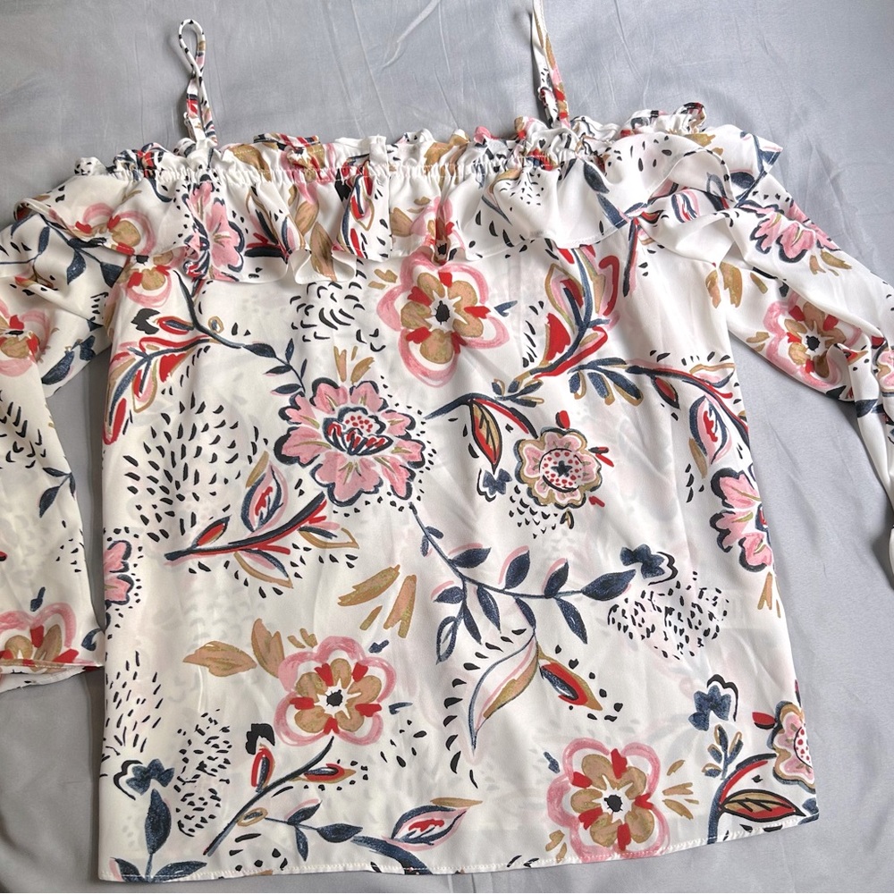 NWT - Finna & Grace Cold Shoulder Top - Size Medium